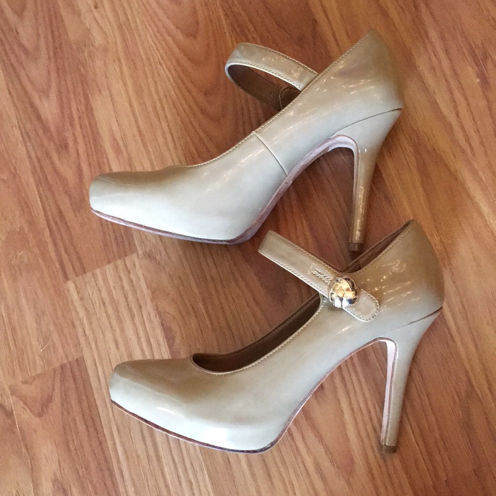 WHBM Nude/tan patent finish heels size 6